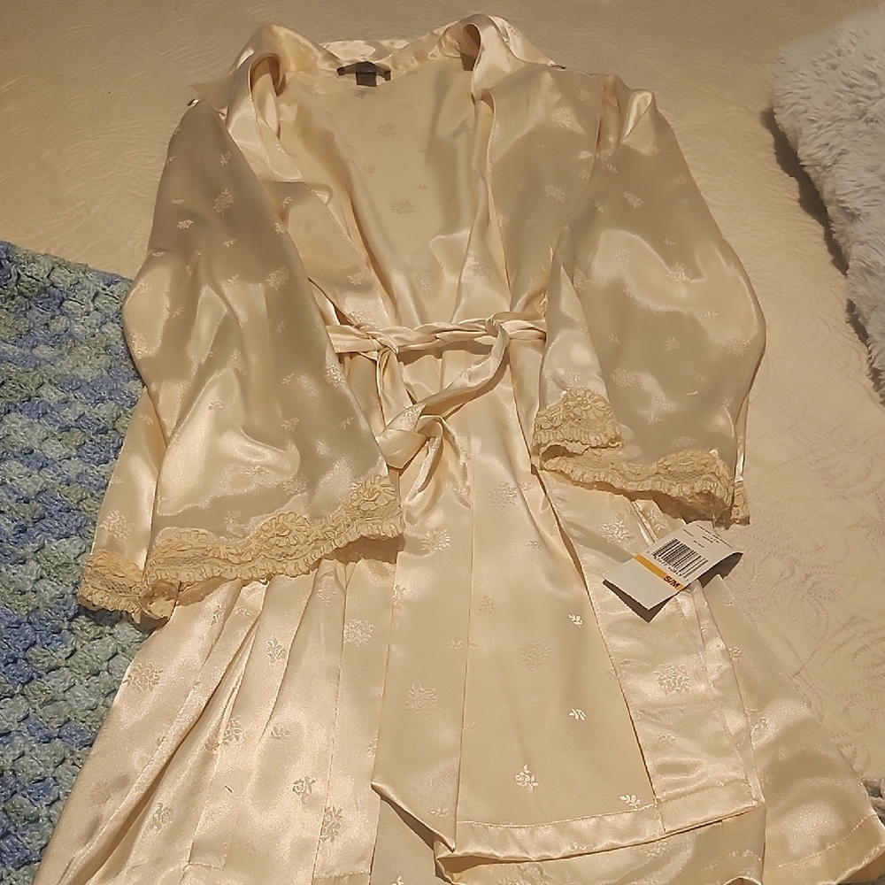 Jones New York Cream Satin Robe with Lace Trim